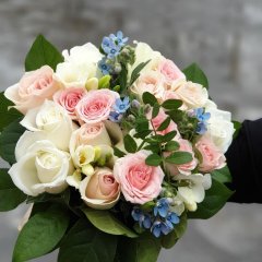 Свадебный букет с фрезией &laquo;Агнес&raquo;