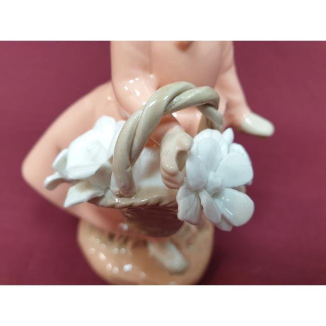 Фигурка девочки с корзиной