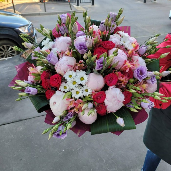 Букет с пионами и эустомой «Великолепие» — доставка цветов Пушкино