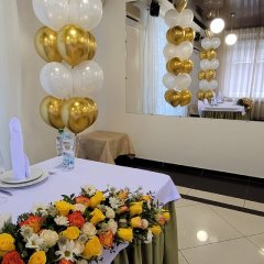 Тёмно-зелёное оформление зала
