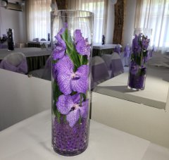 Сиреневое оформление зала на торжество