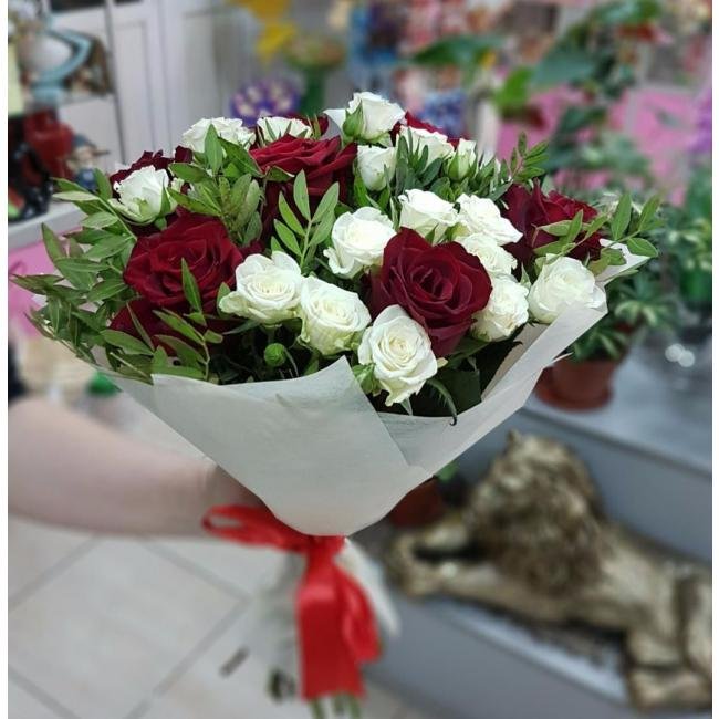 БУКЕТ ИЗ РОЗ СНЕЖНАЯ КОРОЛЕВА